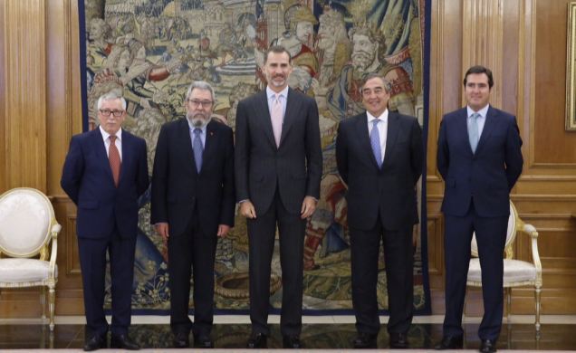 Su Majestad el Rey, con los presidentes de CEOE y CEPYME y los secretarios generales de CCOO y UGT, que firmaron el III Acuerdo para el Empleo y la Ne
