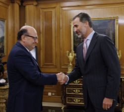 Don Felipe recibe el saludo del presidente del Tribunal de Cuentas, Ramón Álvarez de Miranda