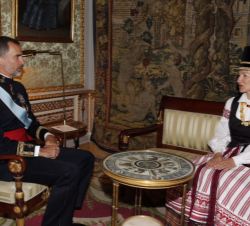Don Felipe conversa con la nueva embajadora de Lituania en España, Skaiste Aniuliene