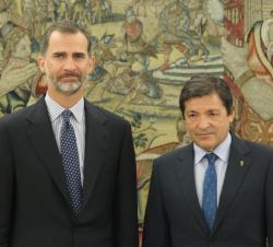 Su Majestad el Rey junto al presidente del Principado de Asturias, Javier Fernández Fernández