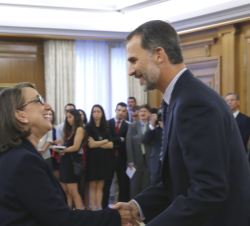 Don Felipe recibe el saludo de la secretaria general Iberoamericana, Rebeca Grynspan