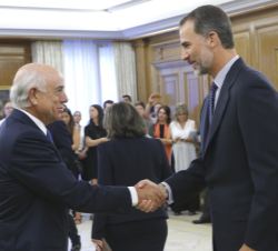 Su Majestad el Rey recibe el saludo del presidente del BBVA, Francisco González