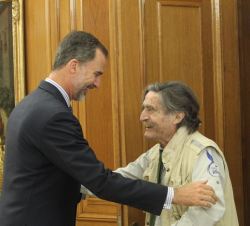 Don Felipe junto al director de la Ruta Quetzal BBVA, Miguel de la Cuadra-Salcedo