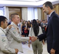 Don Felipe recibe el saludo de los participantes en el Programa Cultural "Ruta BBVA 2015"