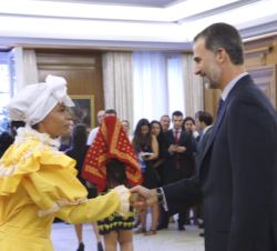 Su Majestad el Rey recibe el saludo de los participantes en el Programa Cultural "Ruta BBVA 2015"