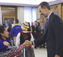 Don Felipe recibe el saludo de los participantes en el Programa Cultural "Ruta BBVA 2015"
