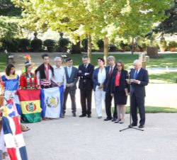 El presidente del BBVA, Francisco González, direge unas palabras a Su Majestad el Rey durante el encuentro