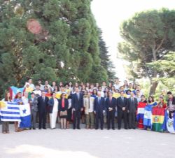 Su Majestad el el Rey con los participantes en el Programa Cultural "Ruta BBVA 2015"