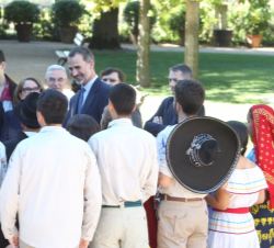 Don Felipe conversa con los asistentes a la audiencia
