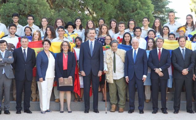 Su Majestad el Rey junto a los participantes en el Programa Cultural "Ruta BBVA 2015"