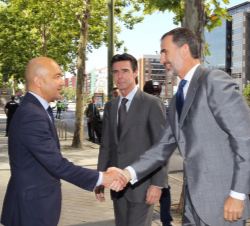 Don Felipe recibe el saludo del secretario de Estado de Comercio, Jaime García Legaz 