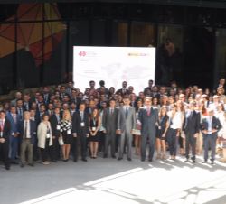 Don Felipe y las autoridades asistentes, con antiguos becarios del programa de Becas ICEX