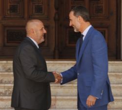 Su Majestad el Rey recibe el saludo del presidente del Consell de Mallorca, Miquel Ensenyat