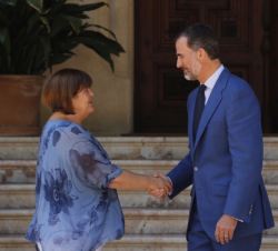 Su Majestad el Rey recibe el saludo de la presidenta del Parlamento de las Illes Balears, María Consuelo Huertas 