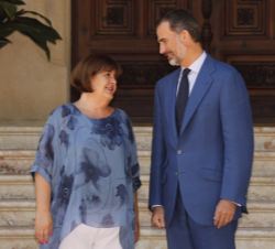 Don Felipe conversa con la presidenta del Parlamento de las Illes Balears, María Consuelo Huertas 
