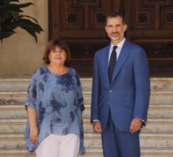 Su Majestad el Rey, con la presidenta del Parlamento de las Illes Balears, María Consuelo Huertas 