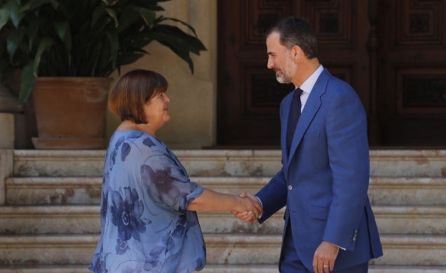 Su Majestad el Rey recibe el saludo de la presidenta del Parlamento de las Illes Balears, María Consuelo Huertas 