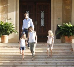 Sus Majestades los Reyes con sus hijas, Su Alteza Real la Princesa de Asturias y Su Alteza Real la Infanta Doña Sofía, se disponen a comenzar la sesió