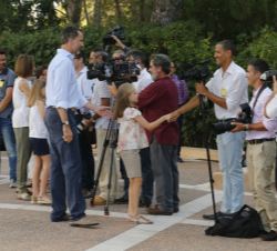 Sus Majestades los Reyes, acompañados de sus hijas, saludaron a los periodistas que acudieron al Palacio de Marivent