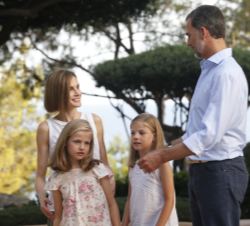 Sus Majestades los Reyes, junto a sus hijas
