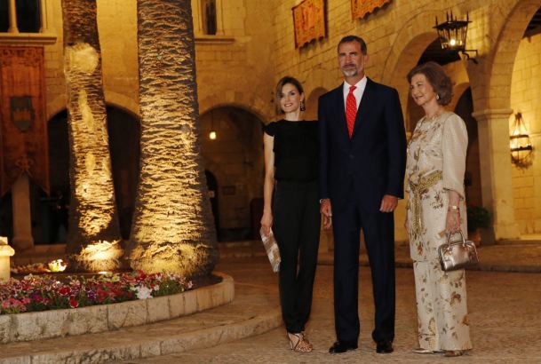 Sus Majestades los Reyes y Su Majestad la Reina Doña Sofía, antes del saludo a los invitados