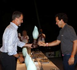 Su Majestad el Rey durante la ceremonia de entrega de trofeos