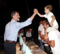 Su Majestad el Rey durante la ceremonia de entrega de trofeos