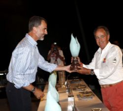 Su Majestad el Rey durante la ceremonia de entrega de trofeos