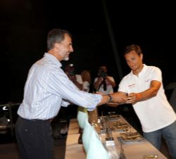 Su Majestad el Rey durante la ceremonia de entrega de trofeos