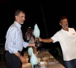 Su Majestad el Rey durante la ceremonia de entrega de trofeos