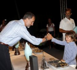Su Majestad el Rey durante la ceremonia de entrega de trofeos