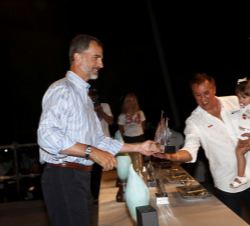 Su Majestad el Rey durante la ceremonia de entrega de trofeos