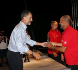 Su Majestad el Rey durante la ceremonia de entrega de trofeos
