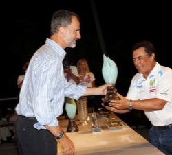 Su Majestad el Rey durante la ceremonia de entrega de trofeos