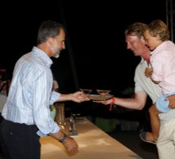 Su Majestad el Rey durante la ceremonia de entrega de trofeos