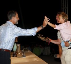 Su Majestad el Rey durante la ceremonia de entrega de trofeos