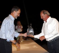Su Majestad el Rey durante la ceremonia de entrega de trofeos