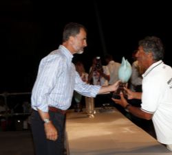 Su Majestad el Rey durante la ceremonia de entrega de trofeos