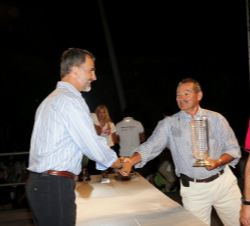 Su Majestad el Rey durante la ceremonia de entrega de trofeos