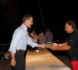 Su Majestad el Rey durante la ceremonia de entrega de trofeos