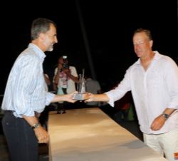 Su Majestad el Rey durante la ceremonia de entrega de trofeos