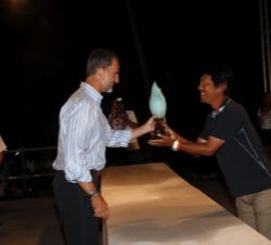 Su Majestad el Rey durante la ceremonia de entrega de trofeos