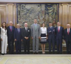 Sus Majestades los Reyes junto a los miembros del Patronato de la Fundación ADECCO