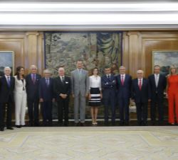 Don Felipe y Doña Letizia con los miembros del Patronato de la Fundación ADECCO, con motivo  del 15º aniversario de su constitución