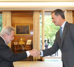 Su Majestad el Rey recibe el saludo del secretario de Estado de Administraciones Públicas, Antonio Beteta Barreda