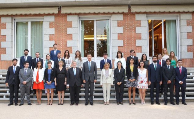 Don Felipe con la XLVIII promoción del Cuerpo Superior de Administradores Civiles del Estado