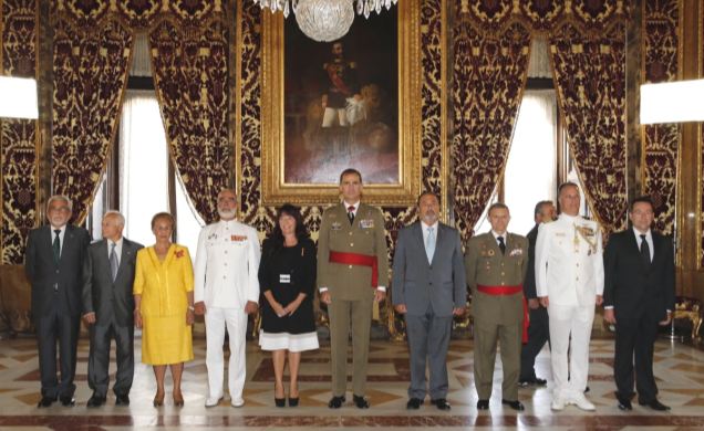 Su Majestad el Rey junto a representantes de la Asociación Bernanrdo de Gálvez y Gallardo, conde de Gálvez
