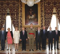 Su Majestad el Rye junto a los miembros de la comisión del Observatorio de la Vida Militar