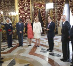 Don Felipe durante el desarrollo de la audiencia a la comisión del Observatorio de la Vida Militar