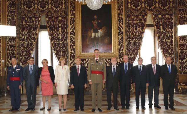Su Majestad el Rye junto a los miembros de la comisión del Observatorio de la Vida Militar